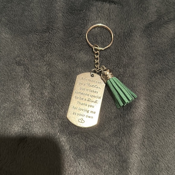 Keychain with green tassel - Picture 3 of 4